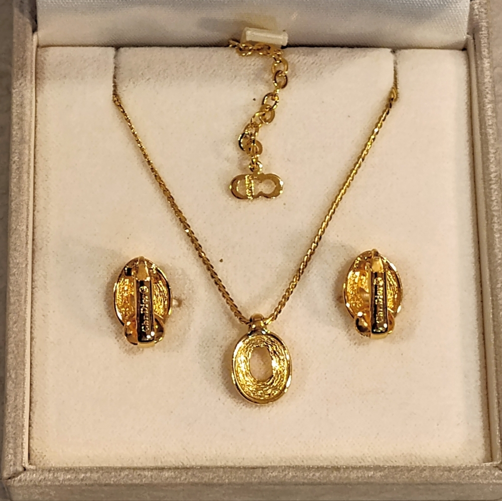 CHRISTIAN DIOR 18K GOLD PLATED DIOR NECKLACE & CLIP ON EARRINGS SET IN BOX - Picture 13 of 14